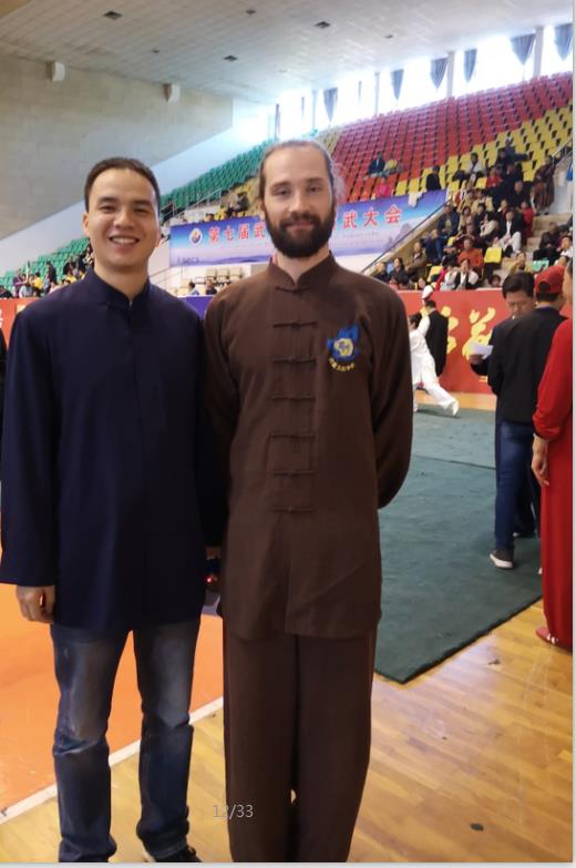 教练与外国友人合影留念